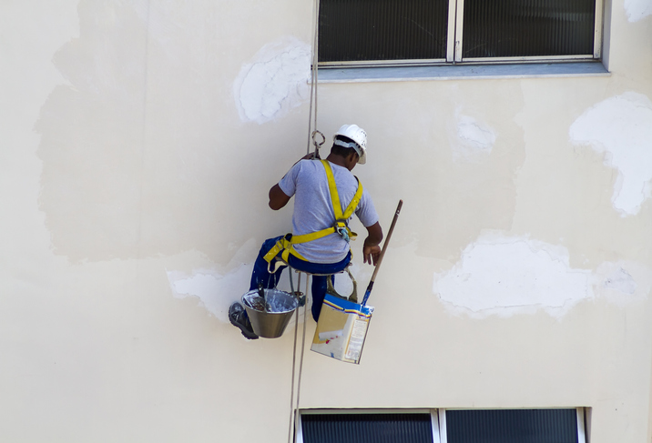 Worker pending in a rope